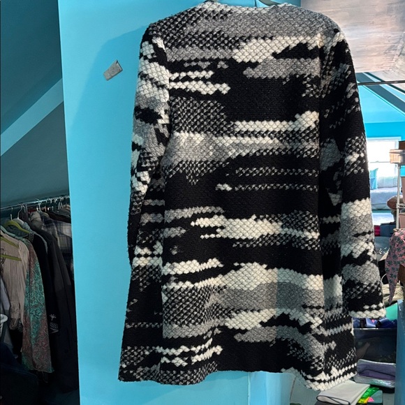 Black & White Open-Front Patterned Women's Cardigan - Picture 5 of 5